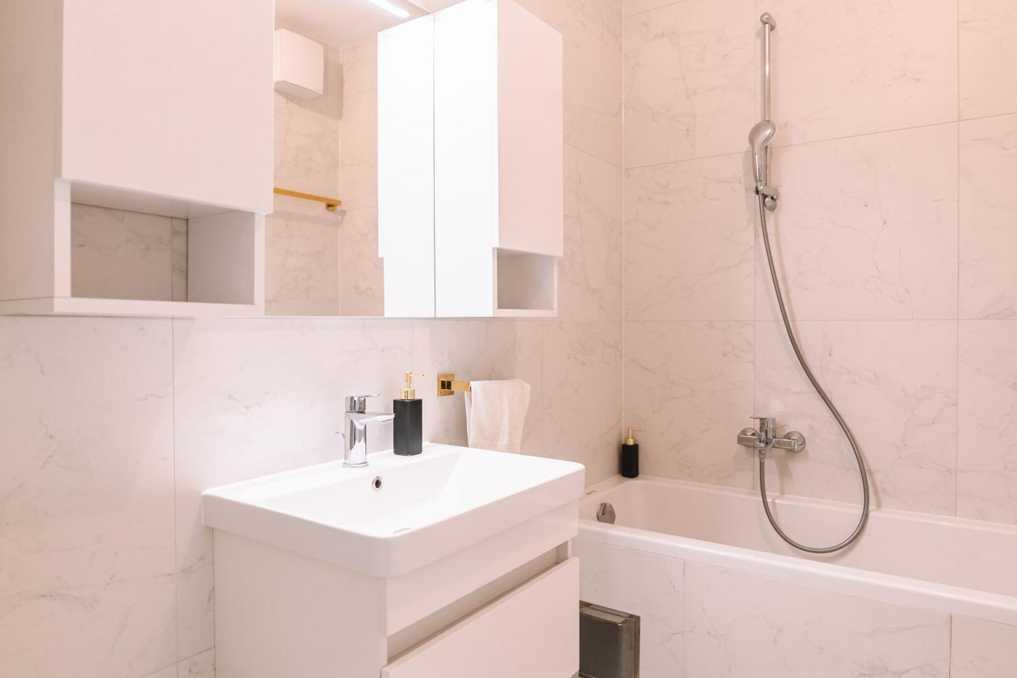 Flexible Selfcheckins 66 - - Loggia - 80m2 - New - Luxury - Garage - 2 Bedrooms Apartment